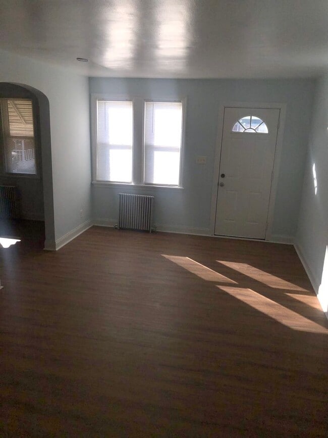 Building Photo - 3 bedroom 1.5 bathroom in Baltimore