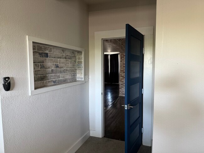 Building Photo - 814 Iowa St