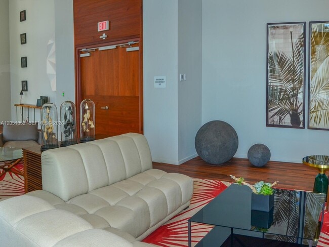 Building Photo - 1300 Brickell Bay Dr