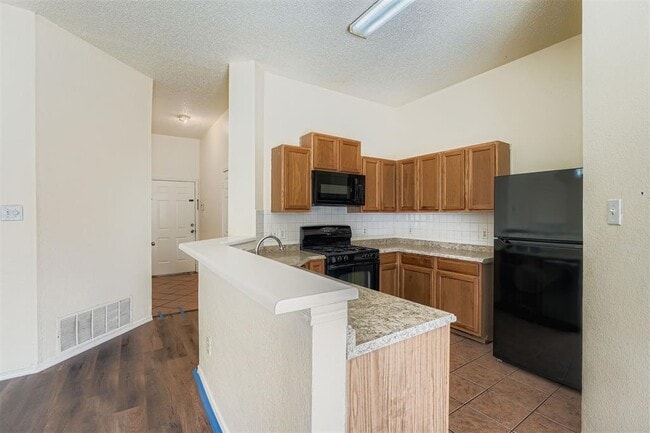 Building Photo - 1609 Honeysuckle Ln