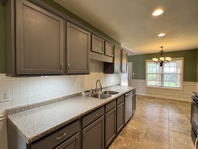 Building Photo - 145 Broadleaf Dr