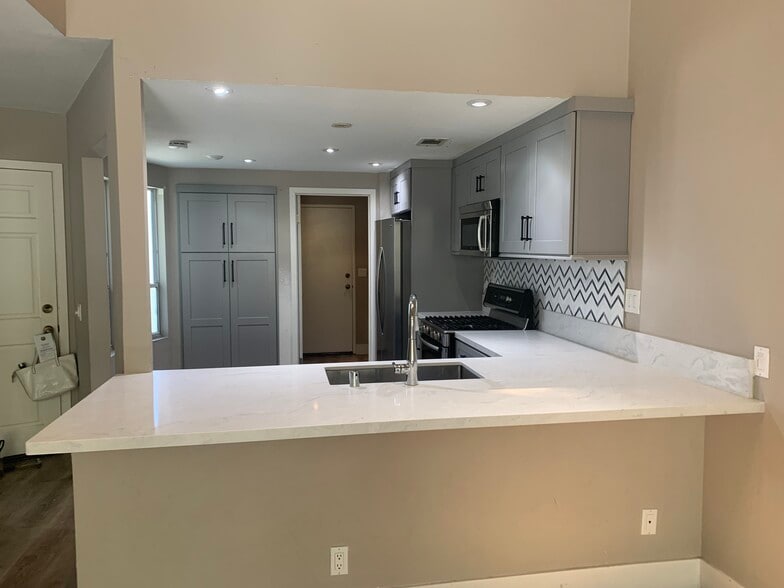 Kitchen leads to laundry room & garage - 26412 Vicente Lugo
