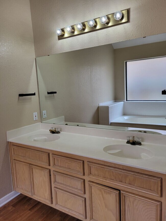 Building Photo - 3bd/2ba house close to major shopping, restaurants, and Ft. Hood!