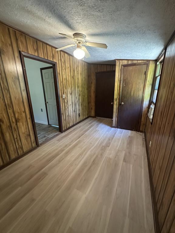 Building Photo - 2564 Lakeview Dr