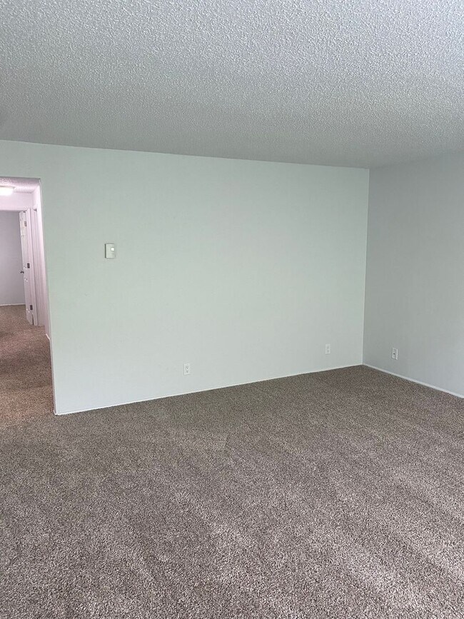 Interior Photo - dini01 531 W. 11th Ave