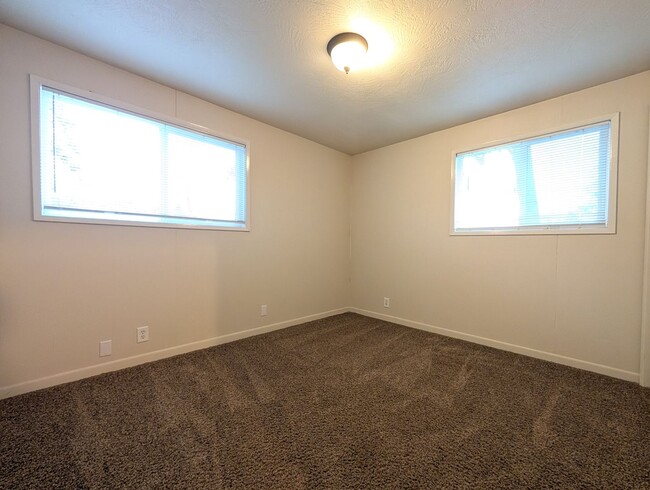 Building Photo - Great 3-Bedroom, 1-Bath Duplex In The Frie...