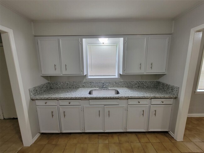 Building Photo - 2205 Velma St