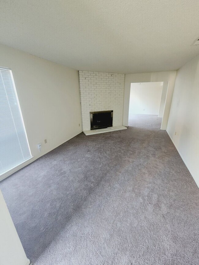 Building Photo - Fair Oaks halfplex - Available Now!