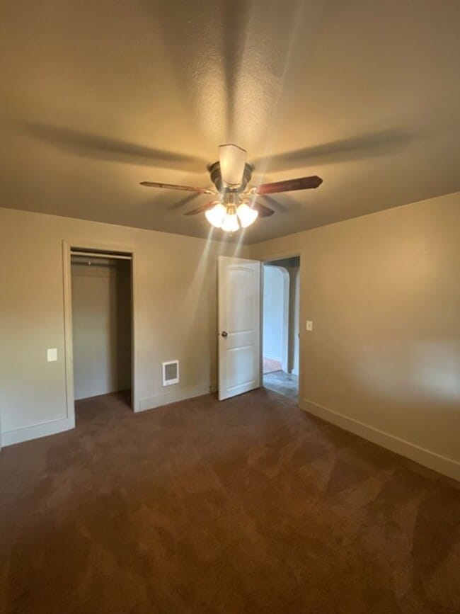 Building Photo - 1 Bedroom Apartment!