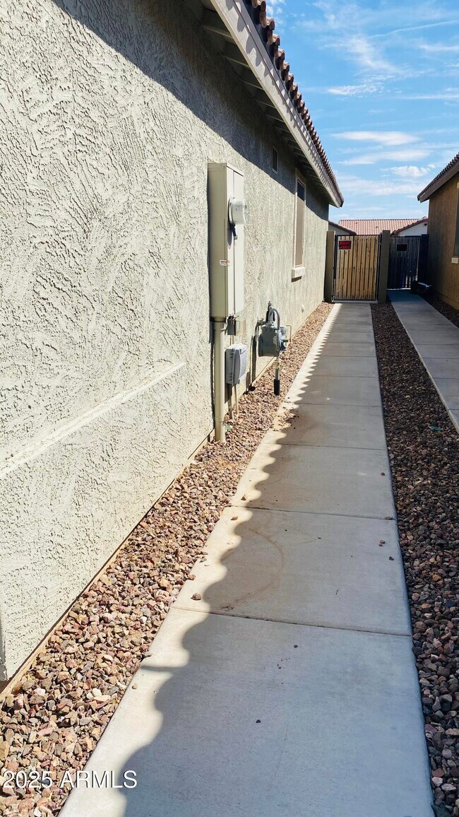 Building Photo - 17461 W Molly Ln