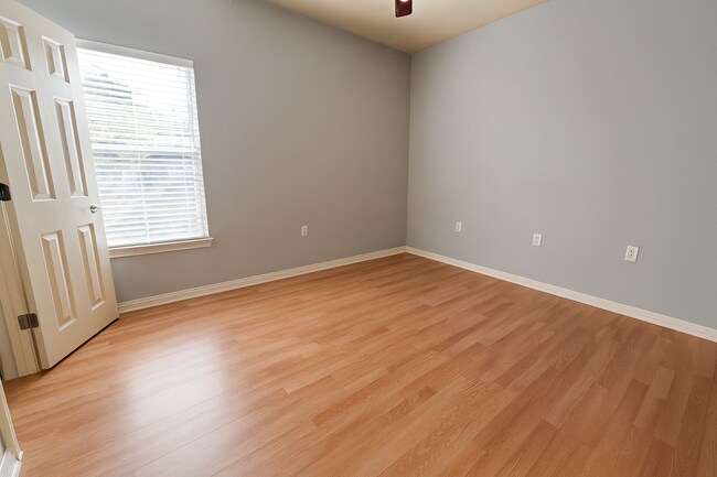 Building Photo - 1707 Chestnut Ave