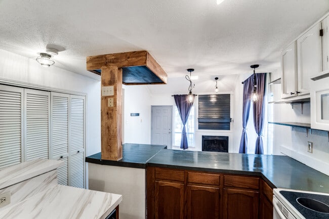 Building Photo - 511 Post Oak Ln