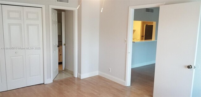 Building Photo - 120 Lakeview Dr