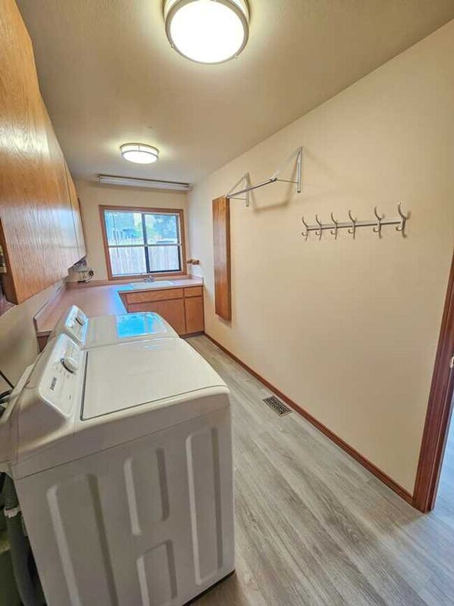 Building Photo - Spaceous newly remodeled 5 bedroom 3 bath ...