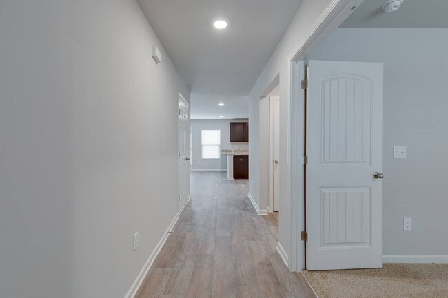 Building Photo - Spacious 5-Bedroom, 3-Bath Home in Prime F...