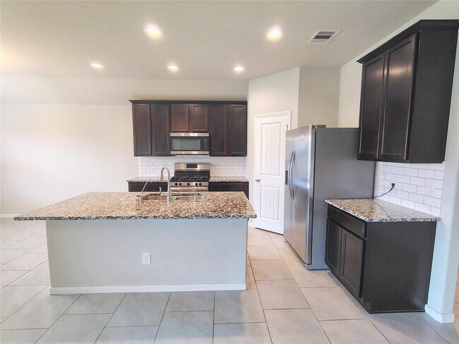 Building Photo - 18315 Pin Oak Lake Dr