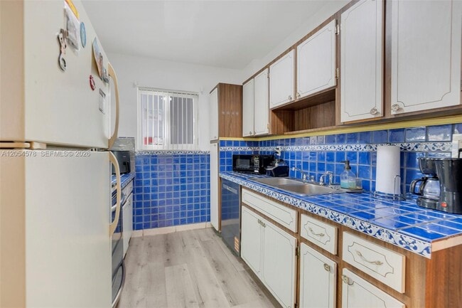 Building Photo - 900 SW 84th Ave