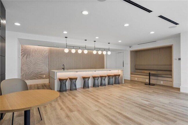 Building Photo - 3324 Peachtree Rd NE