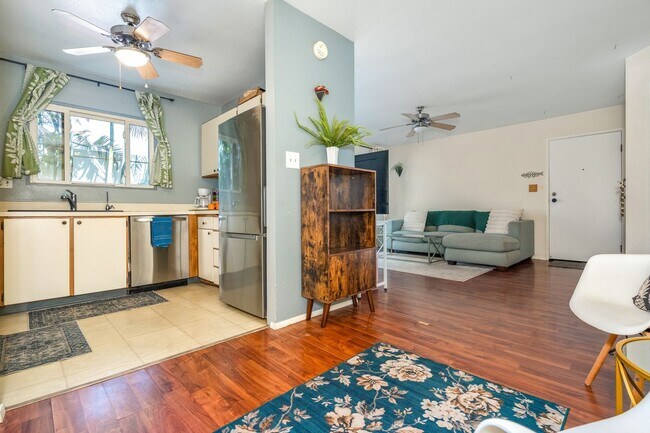 Building Photo - Available now!! W/ AC. 2 Parking Stalls, F...