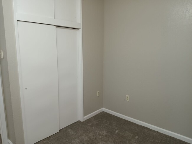 Building Photo - Move in by 1/31/2025 & Get 1/2 Off 1st Mon...