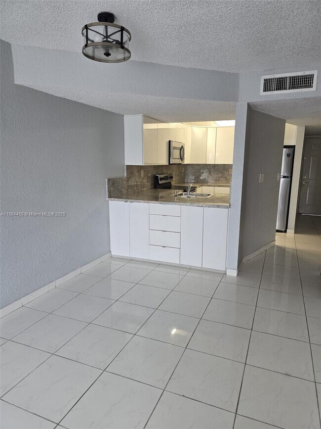 Building Photo - 210 W 68th St