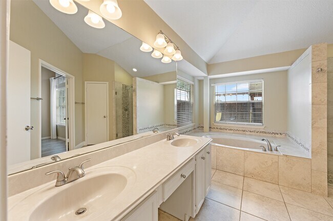 Building Photo - 211 Scarlet Maple Dr