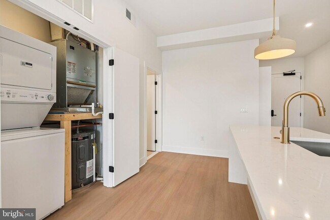 Building Photo - 30 W Allens Ln