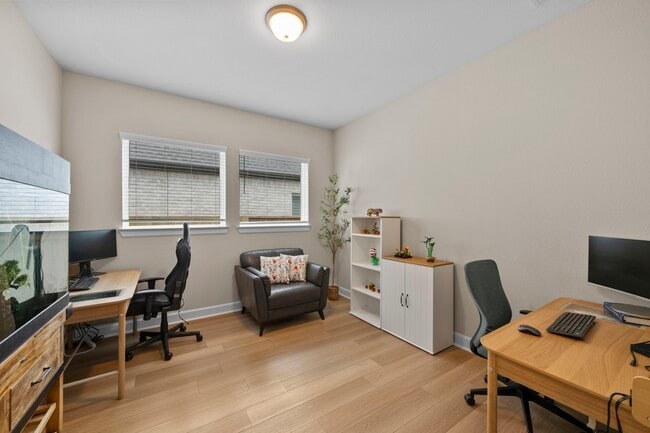 Building Photo - 7214 Oak Grv Trl