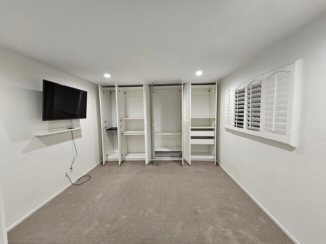 Building Photo - 400 S Flower St