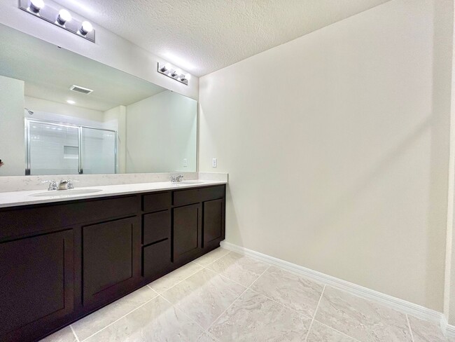 Building Photo - Live in style: Family-friendly 3BR, 2.5BA ...