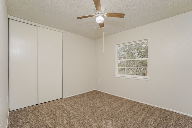 Building Photo - Recently updated-4 Bedroom house located about 11  miles from Randolph Air Force Base