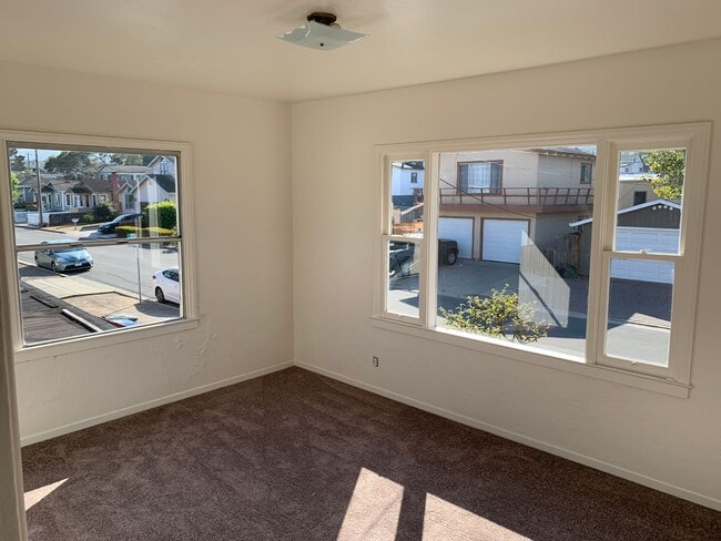 Building Photo - Great 2 bedroom upstairs standalone unit with garage