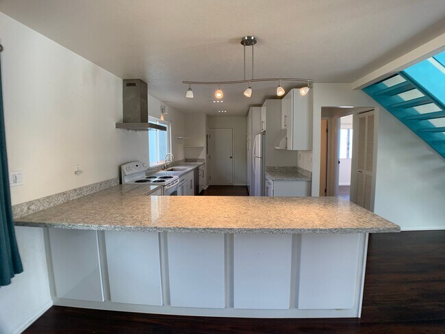 Building Photo - Mililani  - Rare 4 bedroom with upgraded kitchen/bathroom & large living/dining room