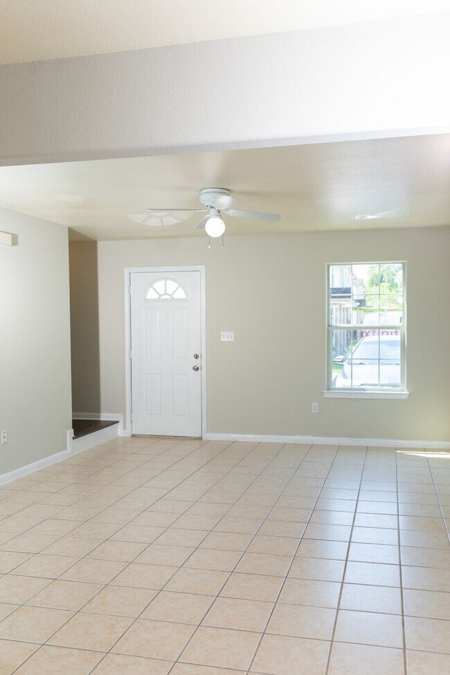 Building Photo - Duplex For Lease