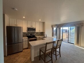 Building Photo - Great Condo in Del Monte Beach Surf Way