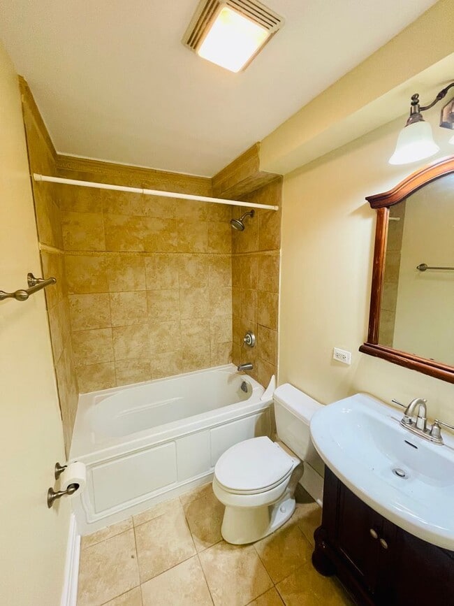 Building Photo - 2050 W Summerdale Ave