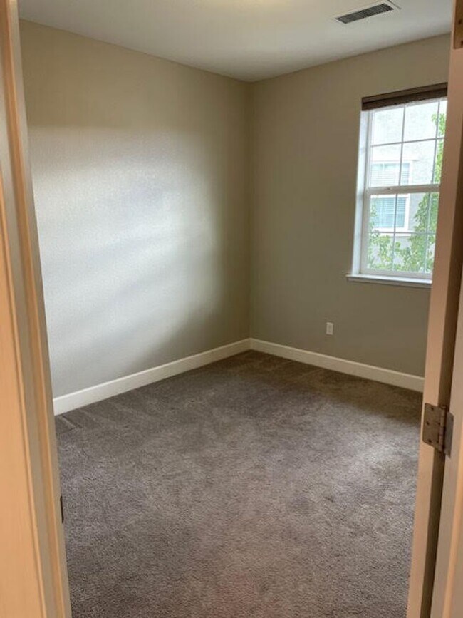 Building Photo - Large Condo in the Heart of Damonte Ranch