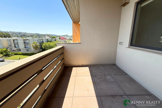 Building Photo - Spacious 2 Bedroom Condo in Prime Burlinga...