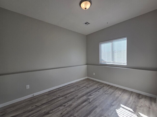 Building Photo - 376 Michaels Court
