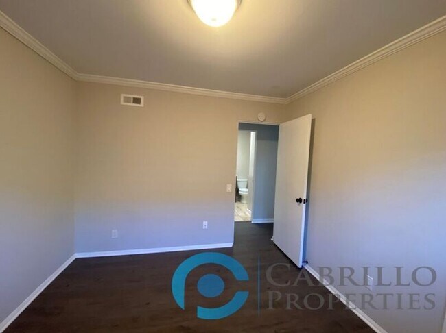 Building Photo - 3076 Governor Dr