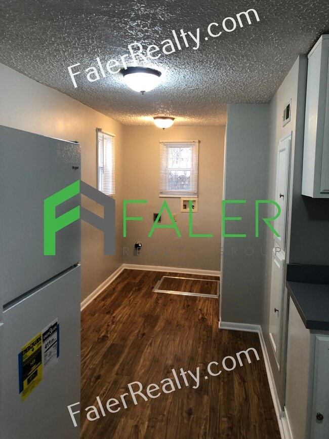 Building Photo - Huge Yard and Charming Home!