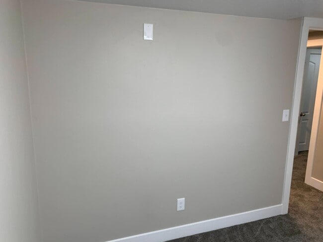 Building Photo - Updated 4 Bed Home with Large Yard