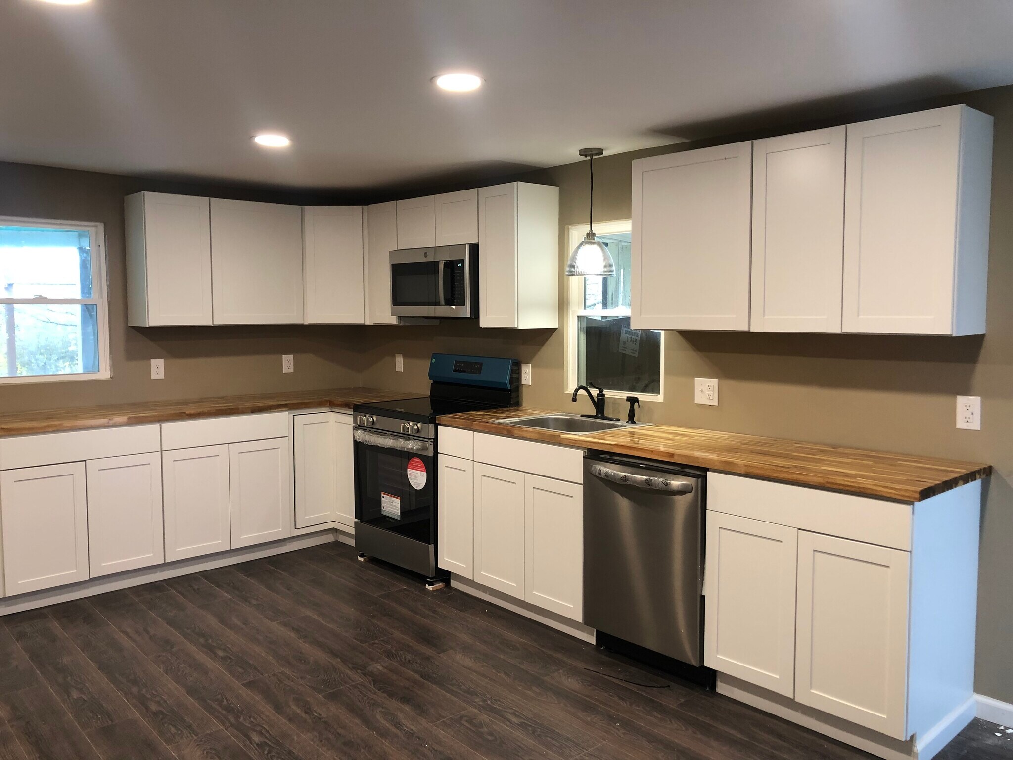 Building Photo - 355 S Hokendauqua Dr