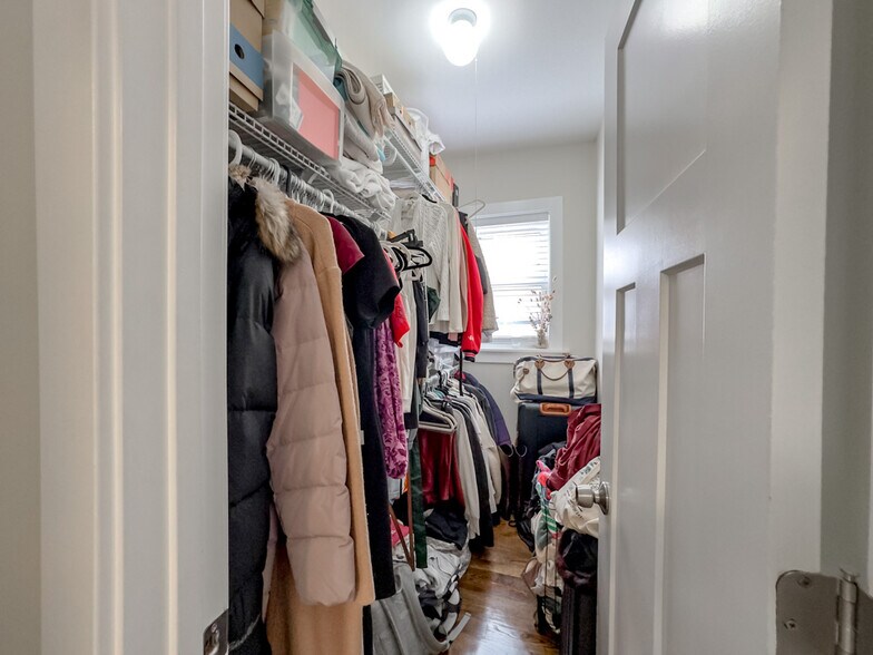 Building Photo - 648 W Roscoe St