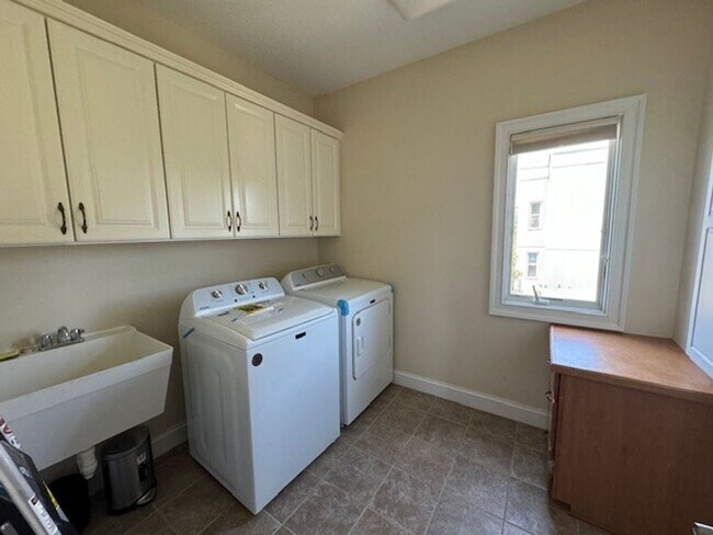 Building Photo - Immaculate 4 bedroom 3.5 bath Home at North End