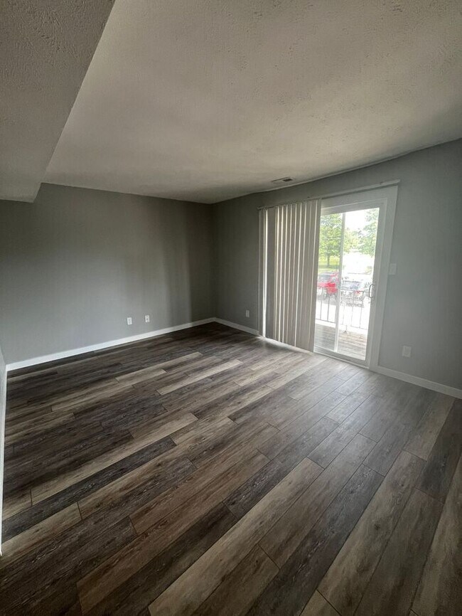 Building Photo - Now Leasing Renovated 1-Bedroom Apartment Homes at Parkway Apartments