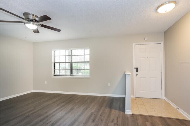 Building Photo - 302 N Miller Rd
