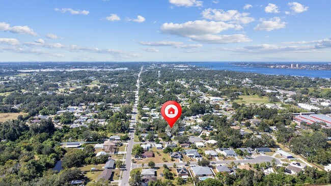 Building Photo - Modern Touches, Classic Charm—Your Bradenton Home Awaits