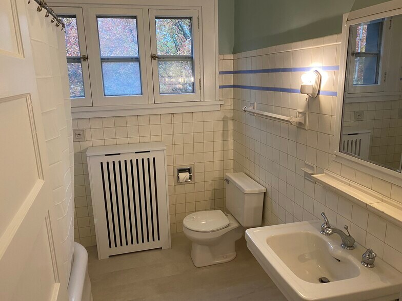 Classic bathroom - 263 Morris Ave SE