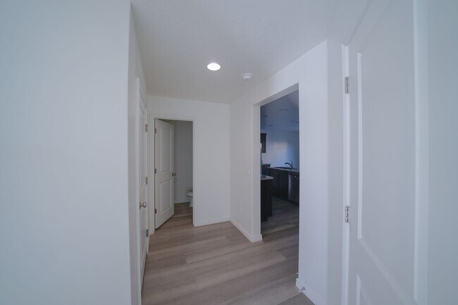 Building Photo - Spacious Townhome for Rent – Prime Location!